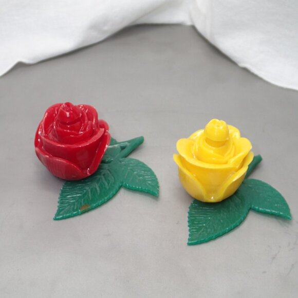 Vintage 1960s Plastic Rare Rose Salt and Pepper Shakers Flower Matching Pair - Picture 3 of 14